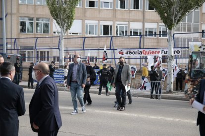 Tomás Guitarte a su llegada. Al fondo, cartel de Soria Ya.-G.M.