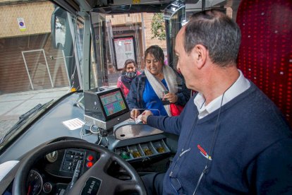 Viajeros en el transporte público. MARIO TEJEDOR (18)