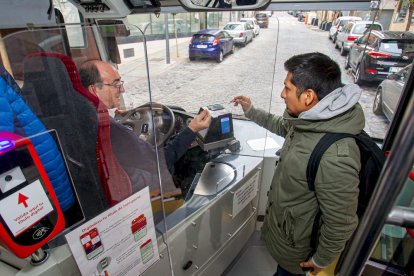 Viajeros en el transporte público. MARIO TEJEDOR (4)