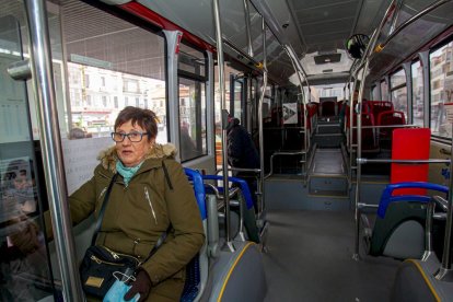 Viajeros en el transporte público. MARIO TEJEDOR (5)