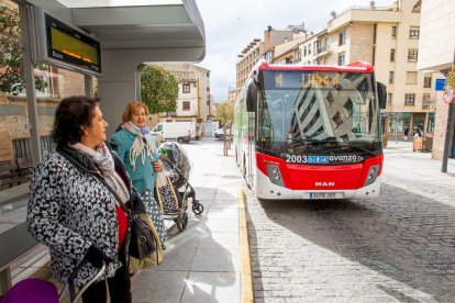 Viajeros en el transporte público. MARIO TEJEDOR (6)