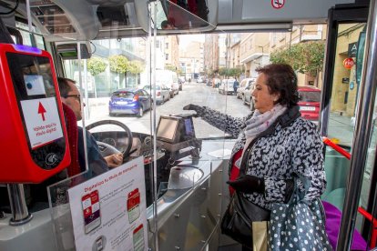 Viajeros en el transporte público. MARIO TEJEDOR (7)