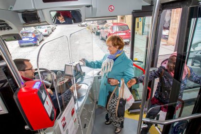 Viajeros en el transporte público. MARIO TEJEDOR (8)