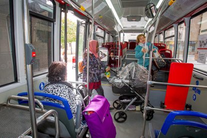 Viajeros en el transporte público. MARIO TEJEDOR (9)
