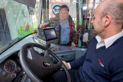 Viajeros en el transporte público. MARIO TEJEDOR (12)
