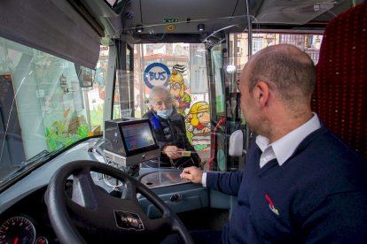Viajeros en el transporte público. MARIO TEJEDOR (13)
