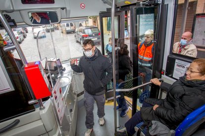 Viajeros en el transporte público. MARIO TEJEDOR (14)