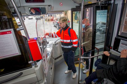 Viajeros en el transporte público. MARIO TEJEDOR (15)