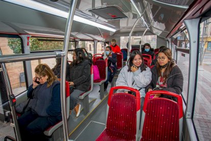 Viajeros en el transporte público. MARIO TEJEDOR (16)