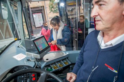 Viajeros en el transporte público. MARIO TEJEDOR (17)