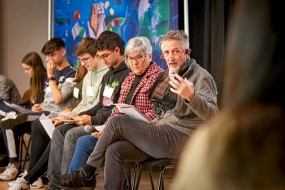 Fernando Valladares con alumnos en el IES Castilla. MARIO TEJEDOR (16)