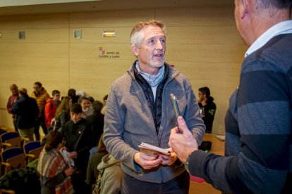 Fernando Valladares con alumnos en el IES Castilla. MARIO TEJEDOR (2)