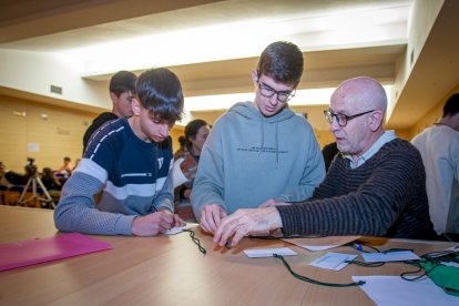 Fernando Valladares con alumnos en el IES Castilla. MARIO TEJEDOR (3)