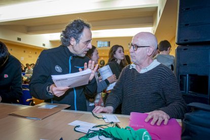 Fernando Valladares con alumnos en el IES Castilla. MARIO TEJEDOR (4)