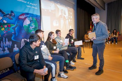 Fernando Valladares con alumnos en el IES Castilla. MARIO TEJEDOR (6)