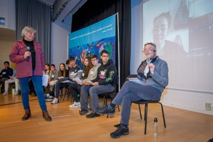 Fernando Valladares con alumnos en el IES Castilla. MARIO TEJEDOR (7)