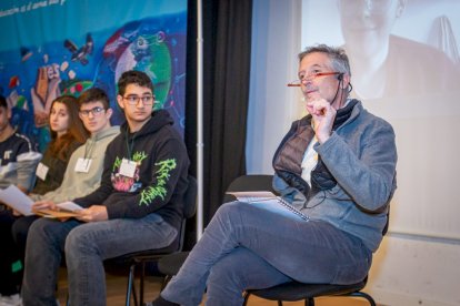 Fernando Valladares con alumnos en el IES Castilla. MARIO TEJEDOR (8)