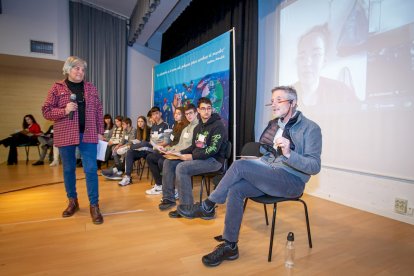Fernando Valladares con alumnos en el IES Castilla. MARIO TEJEDOR (9)