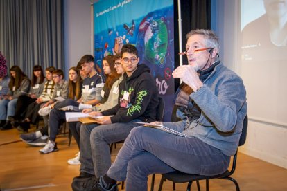 Fernando Valladares con alumnos en el IES Castilla. MARIO TEJEDOR (10)