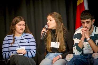 Fernando Valladares con alumnos en el IES Castilla. MARIO TEJEDOR (12)