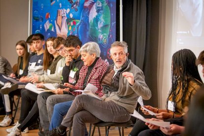 Fernando Valladares con alumnos en el IES Castilla. MARIO TEJEDOR (13)