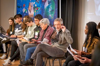 Fernando Valladares con alumnos en el IES Castilla. MARIO TEJEDOR (14)