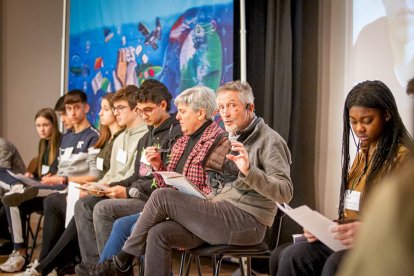 Fernando Valladares con alumnos en el IES Castilla. MARIO TEJEDOR (15)
