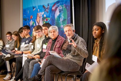 Fernando Valladares con alumnos en el IES Castilla. MARIO TEJEDOR (17)