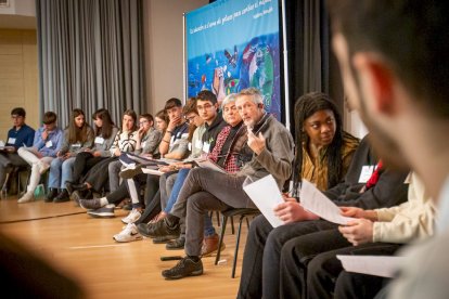 Fernando Valladares con alumnos en el IES Castilla. MARIO TEJEDOR (18)