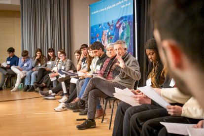 Fernando Valladares con alumnos en el IES Castilla. MARIO TEJEDOR (19)