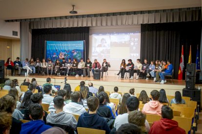 Fernando Valladares con alumnos en el IES Castilla. MARIO TEJEDOR (20)