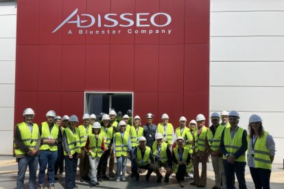 Los participantes en el encuentro posan en el exterior de la anfitriona Adisseo. HDS