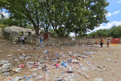 Basura en Valonsadero tras el Desencajonamiento. GONZALO MONTESEGURO