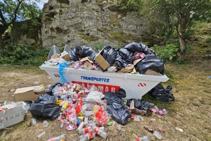 Basura en Valonsadero tras el Desencajonamiento. GONZALO MONTESEGURO
