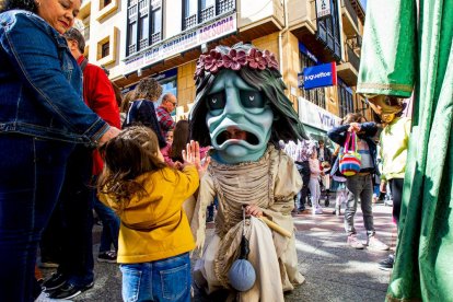 Cabezudos por las calles de la ciudad. MARIO TEJEDOR (2)