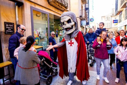 Cabezudos por las calles de la ciudad. MARIO TEJEDOR (1)