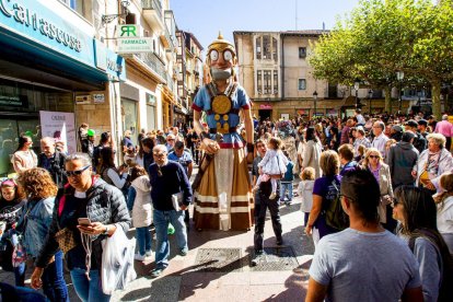 Cabezudos por las calles de la ciudad. MARIO TEJEDOR (3)