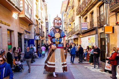 Cabezudos por las calles de la ciudad. MARIO TEJEDOR (4)