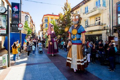 Cabezudos por las calles de la ciudad. MARIO TEJEDOR (5)