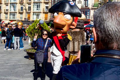 Cabezudos por las calles de la ciudad. MARIO TEJEDOR (6)