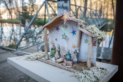 Los piragüistas colocan el belén en la isleta del Peñón en Nochebuena. GONZALO MONTESEGURO