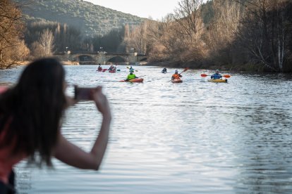 Los piragüistas colocan el belén en la isleta del Peñón en Nochebuena. GONZALO MONTESEGURO