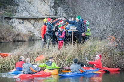Los piragüistas colocan el belén en la isleta del Peñón en Nochebuena. GONZALO MONTESEGURO
