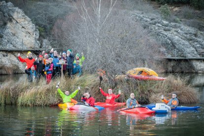 Los piragüistas colocan el belén en la isleta del Peñón en Nochebuena. GONZALO MONTESEGURO