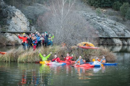 Los piragüistas colocan el belén en la isleta del Peñón en Nochebuena. GONZALO MONTESEGURO