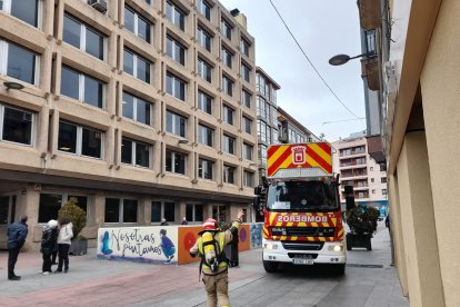 Intervención de los bomberos en el centro de Soria. MARIO TEJEDOR
