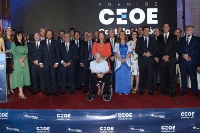 Fotografía grupal de los premiados con las autoridades. HDS