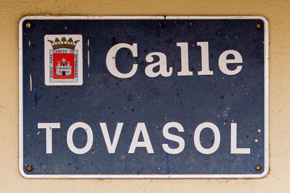 Cartel indicativo de la calle, también conocida como plaza