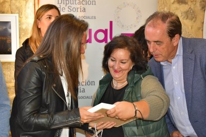 Eva Muñoz, junto al presidente de la Diputación y una participante