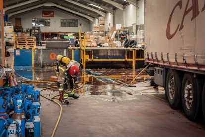 Tareas para la recogida de la lejía vertida. GONZALO MONTESEGURO